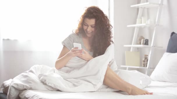 Hermosa Chica Teniendo Video Chat Teléfono Inteligente Saludando Sonriendo Cama — Vídeos de Stock