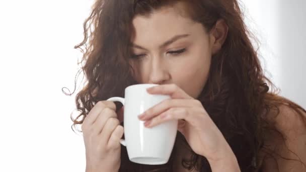 Schönes Mädchen Das Kaffee Trinkt Die Kamera Schaut Und Morgens — Stockvideo