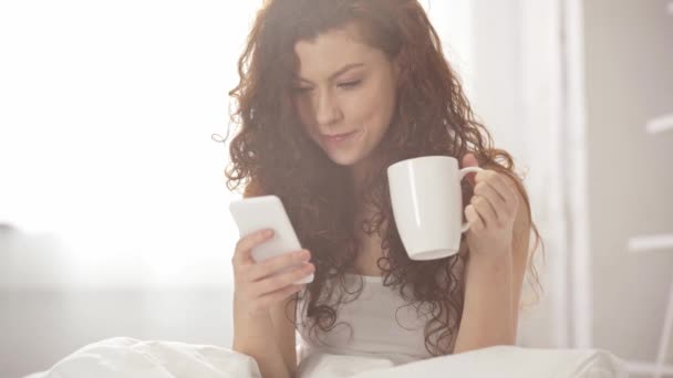 Hermosa Chica Usando Smartphone Sonriendo Bebiendo Café Cama — Vídeos de Stock