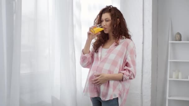 Jovem Grávida Bebendo Suco Laranja Tocando Barriga Sorrindo Olhando Para — Vídeo de Stock