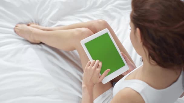 Evde Yeşil Ekran Ile Dijital Tablet Kullanarak Yatakta Kız — Stok video