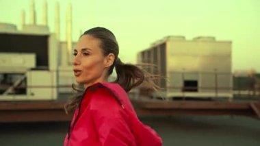 çatıda çalışan güzel ve gülümseyen sporcu