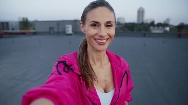 Encantadora Desportista Sportswear Acenando Olá Falando Chat Vídeo Segurando Smartphone — Vídeo de Stock