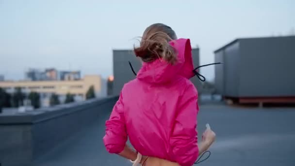미소와 옥상에서 달리는 스포츠웨어의 아름다운 스포츠우먼 — 비디오