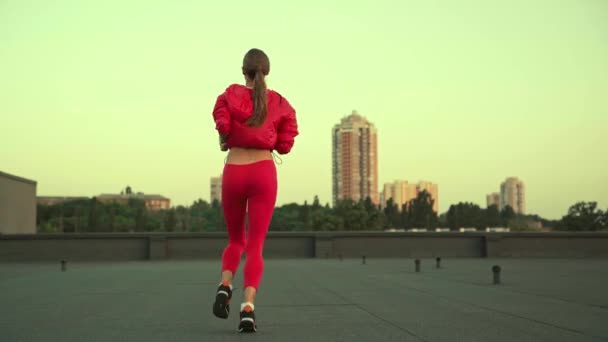Чарівна Спортсменка Біжить Даху Одягає Спортивний Светр Голову — стокове відео