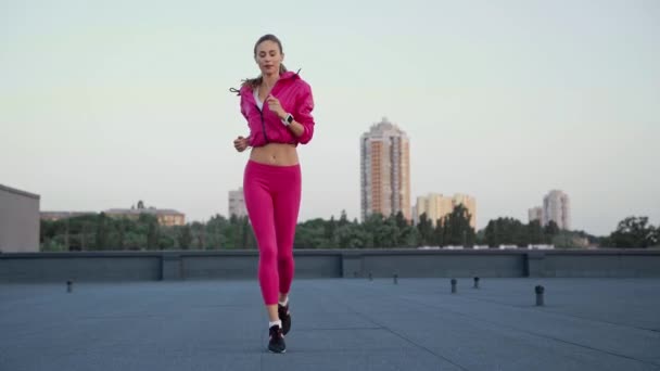 Visão Ângulo Baixo Bela Esportista Sportswear Segurando Mãos Sobre Cabeça — Vídeo de Stock