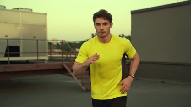 Όμορφος Αθλητής Κίτρινα Αθλητικά Ρούχα Που Τρέχουν Στην Ταράτσα — Αρχείο Βίντεο