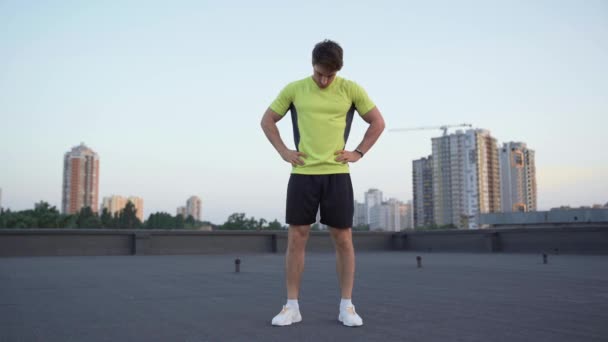 Low Angle View Sportsman Standing Rooftop Hands Hips Turning Head — Stock Video