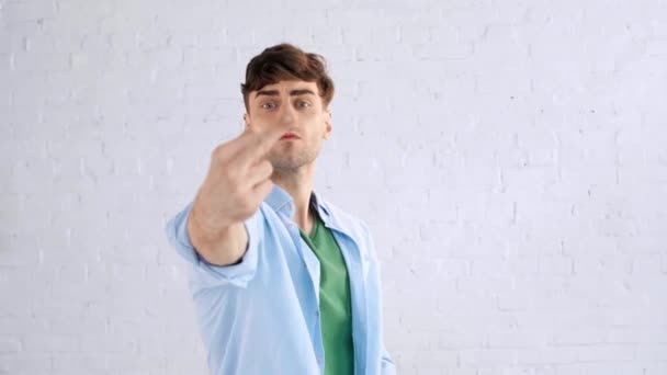 Irritierter Gutaussehender Mann Blickt Kamera Und Zeigt Mittelfinger — Stockvideo