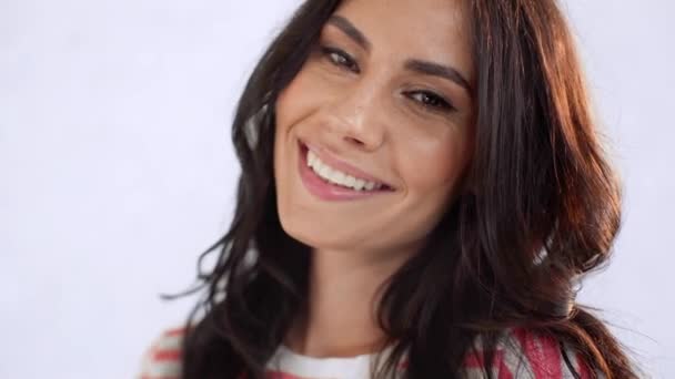 Güzel Genç Kadın Gülümseyerek Kameraya Poz Verirken Göz Kırpıyor — Stok video
