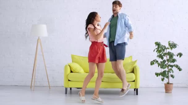 Glückliche Junge Mann Und Frau Tanzen Geräumigen Wohnzimmer Hause — Stockvideo