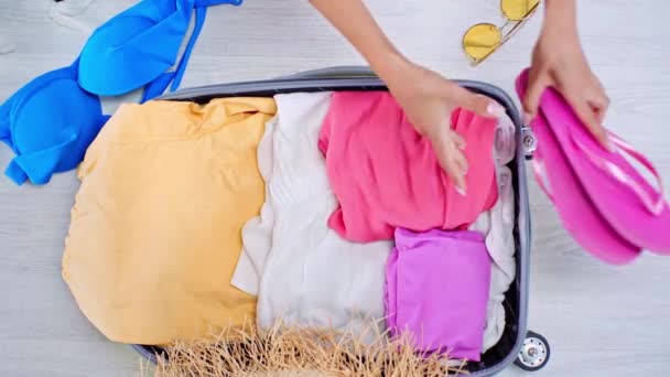 Teilansicht Einer Frau Die Hause Koffer Mit Sommerkleidung Auf Dem — Stockvideo