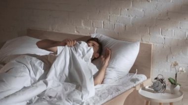 beyaz t-shirt adam yatakta uyku, uyanma ve kalkmak