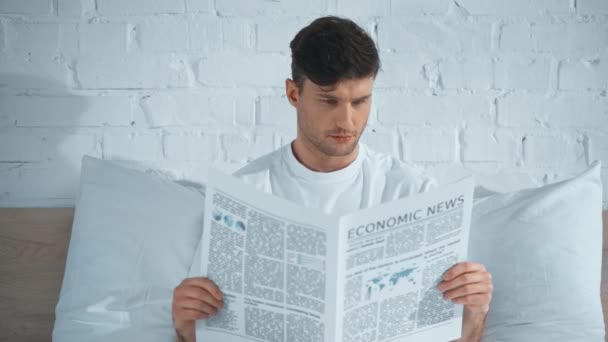 Hombre Camiseta Blanca Sentado Cama Leyendo Periódico Pasando Página — Vídeos de Stock