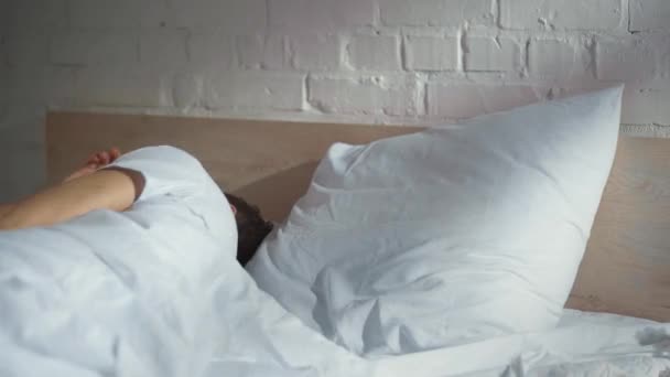 Άνθρωπος Πετώντας Στο Κρεβάτι Ενώ Προσπαθεί Κοιμηθεί Ανοίγοντας Μάτια Και — Αρχείο Βίντεο