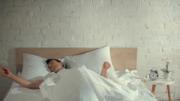 Hombre Tirando Cama Debajo Manta Despertando Mirando Alrededor — Vídeos de Stock