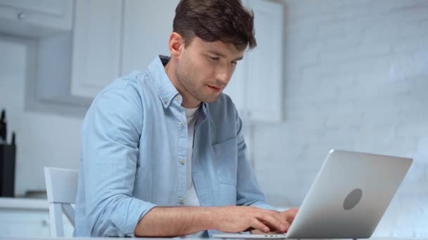 Freiberufler Blauen Hemd Tippt Auf Laptop Tastatur Und Blickt Der — Stockvideo
