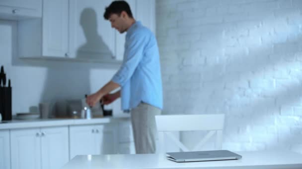 Фрилансер Наливает Кофе Чашку Открывает Ноутбук Пьет Кофе Печатает Клавиатуре — стоковое видео