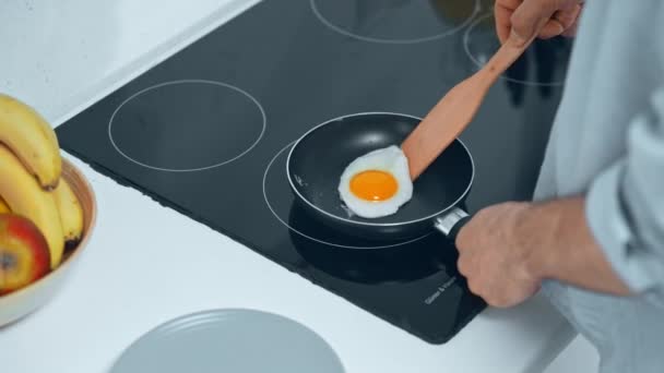 Μερική Θέα Του Ανθρώπου Μαγείρεμα Ομελέτα Για Πρωινό Στην Κουζίνα — Αρχείο Βίντεο