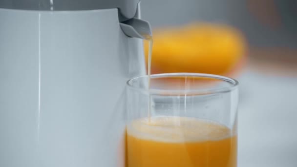 Vista Cortada Homem Usando Juicer Para Fazer Laranja Fresca — Vídeo de Stock