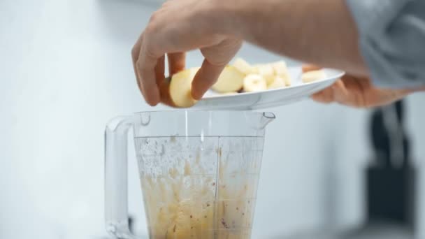 Oříznutý Pohled Člověka Nakrájejte Řezaná Jablka Banány Mixéru Vyhladit — Stock video