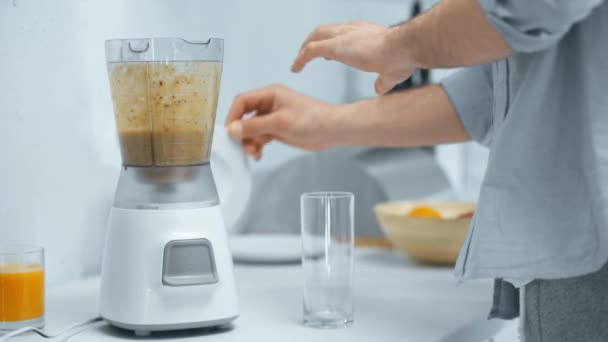 Bijgesneden Aanzicht Van Man Opening Blender Gieten Smoothie Glas — Stockvideo