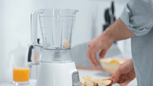 Teilansicht Eines Mannes Der Geschnittene Bananen Und Äpfel Den Mixer — Stockvideo