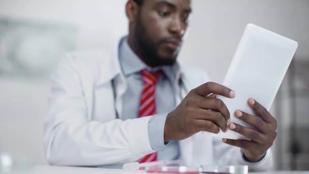 Foco Seletivo Médico Afro Americano Sério Usando Tablet Digital Enquanto — Vídeo de Stock