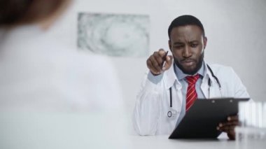 pozitif afro-amerikan doktor tanı ile pano bakarken meslektaşı ile konuşurken