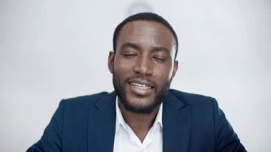 yakışıklı afro-amerikan işadamı kameraya bakarken gülümseyen