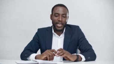 neşeli, gülümseyen işadamı konuşuyor, gesturing ve kamera parmaklarıile işaret