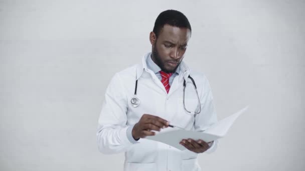 Atencioso Médico Afro Americano Olhando Para Papéis Pasta Sorrindo Olhando — Vídeo de Stock