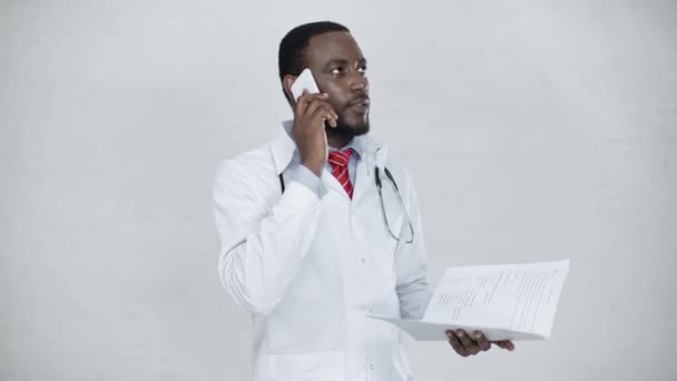 Beau Médecin Afro Américain Parlant Sur Smartphone Tenant Dossier — Video