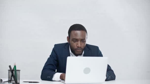 Ενθουσιασμένος Αφρικανός Αμερικανός Επιχειρηματίας Χρησιμοποιώντας Laptop Δείχνοντας Νικητή Χειρονομία Και — Αρχείο Βίντεο