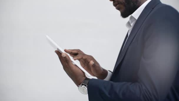 Περικομμένη Άποψη Του Αφρικανικού Αμερικανικού Επιχειρηματία Χρησιμοποιώντας Ψηφιακό Tablet Στο — Αρχείο Βίντεο