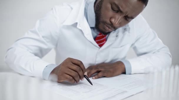 Gerichte Afro Amerikaanse Wetenschapper Schrijven Document Klinisch Laboratorium — Stockvideo