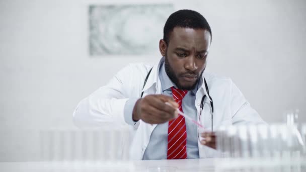 Ciddi Afro Amerikan Bilim Adamı Araştırma Yapma Laboratuvarda Damlalık Petri — Stok video