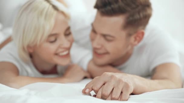 美丽的夫妇手牵手 笑和亲吻在床上 — 图库视频影像
