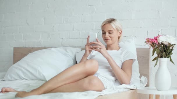 Hermosa Chica Pijama Usando Smartphone Tomando Selfie Sonriendo Cama — Vídeos de Stock