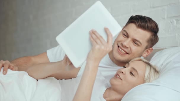 Hermosa Pareja Hablando Sonriendo Usando Tableta Digital Cama — Vídeos de Stock