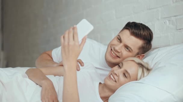 Smukt Par Stikker Tungen Smiler Kysser Tager Selfie Smartphone Sengen – Stock-video