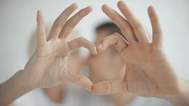 Pareja Besando Mostrando Símbolo Del Corazón Con Las Manos — Vídeos de Stock