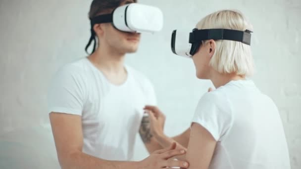 Pareja Auriculares Realidad Virtual Cogidos Mano Haciendo Gestos Casa — Vídeo de stock