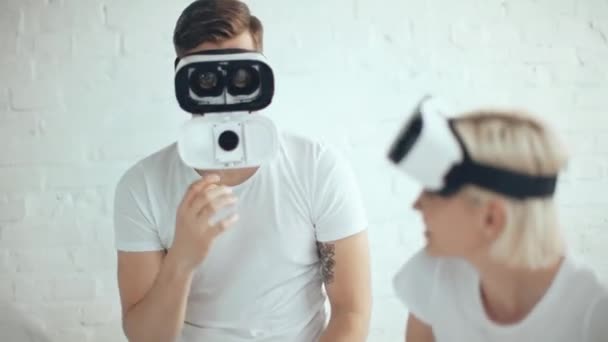 Vrouw Kijkt Naar Man Virtual Reality Headset Lacht Thuis — Stockvideo