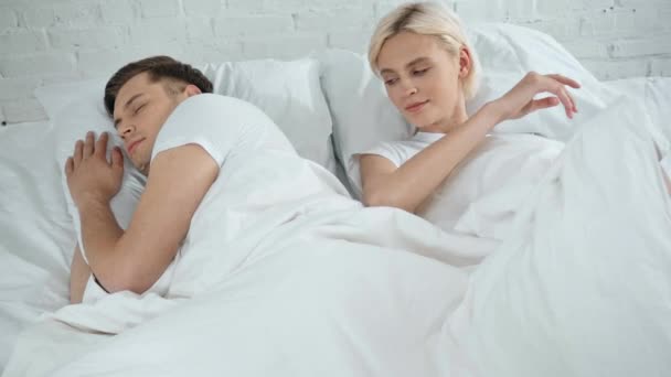 Hermosa Joven Mujer Besando Durmiendo Hombre Novio Despertando Besando Novia — Vídeos de Stock