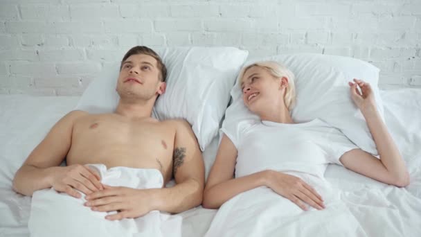 Jóképű Ember Beszél Megcsókolta Szép Mosolygó Ágyban — Stock videók