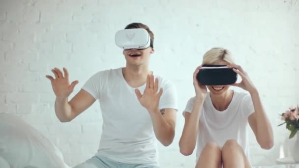 Vzrušený Pár Virtuálních Realit Usmívající Gestikuluje Doma — Stock video