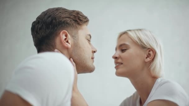 Beau Couple Embrassant Riant Embrassant Maison — Video