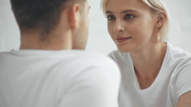 Hermosa Pareja Romántica Camisetas Blancas Mirándose Casa — Vídeos de Stock