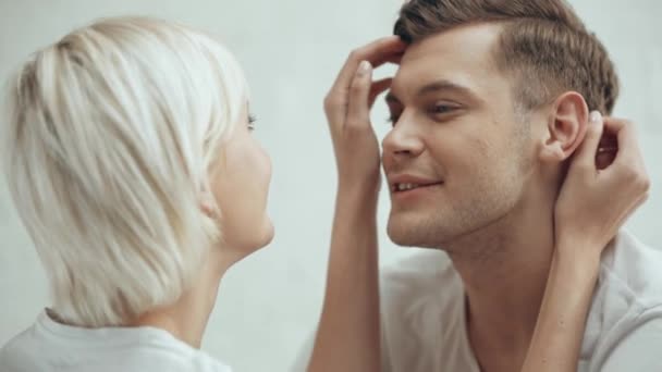 Szép Fiatal Pár Megragadása Mosolyogva Csók Otthon — Stock videók
